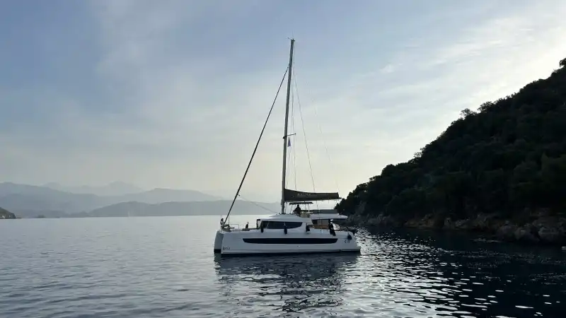 Göcek'te Bali 4.4 Kaptansız Katamaran Kiralama | 2022 Model 4+1 Kabin Bareboat