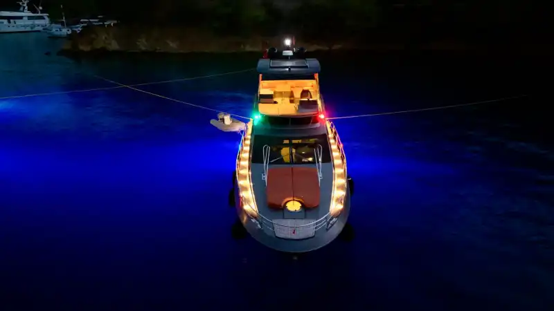 Исследуйте лазурные воды Гёчека на 15-метровой моторной яхте!