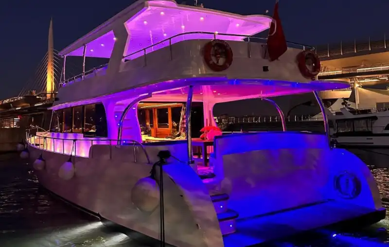 Unforgettable Moments on a 35-Person VIP Yacht – Perfect for Events & Parties