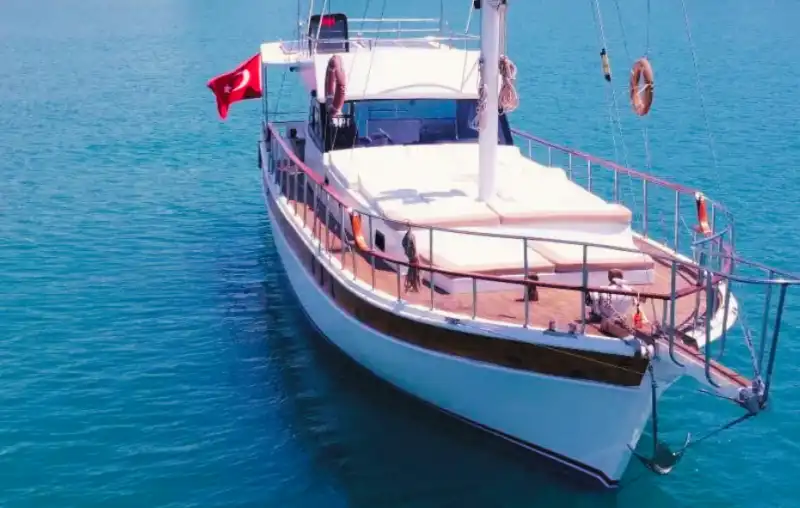 Специально построенная лодка на 25 человек, сочетающая роскошь и развлечения, в Сиде