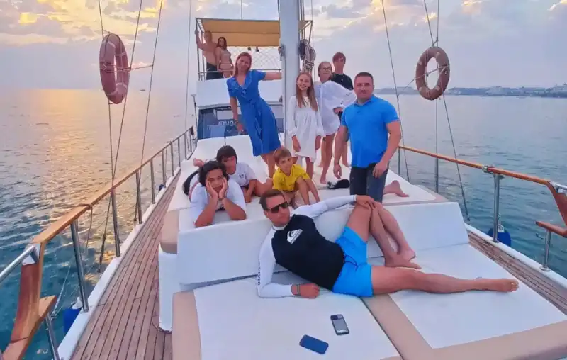 Специально построенная лодка на 25 человек, сочетающая роскошь и развлечения, в Сиде