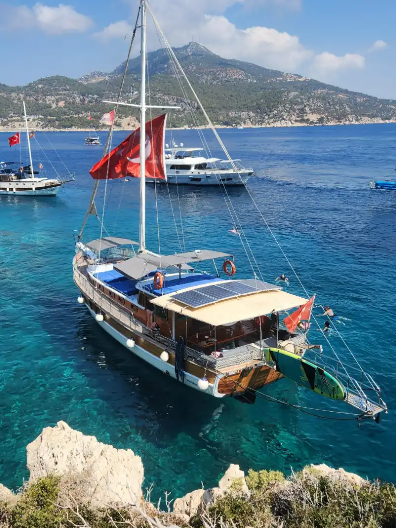 Kalkan’ın Turkuaz Koylarında Unutulmaz Bir Yüzme ve Gezi Deneyimi