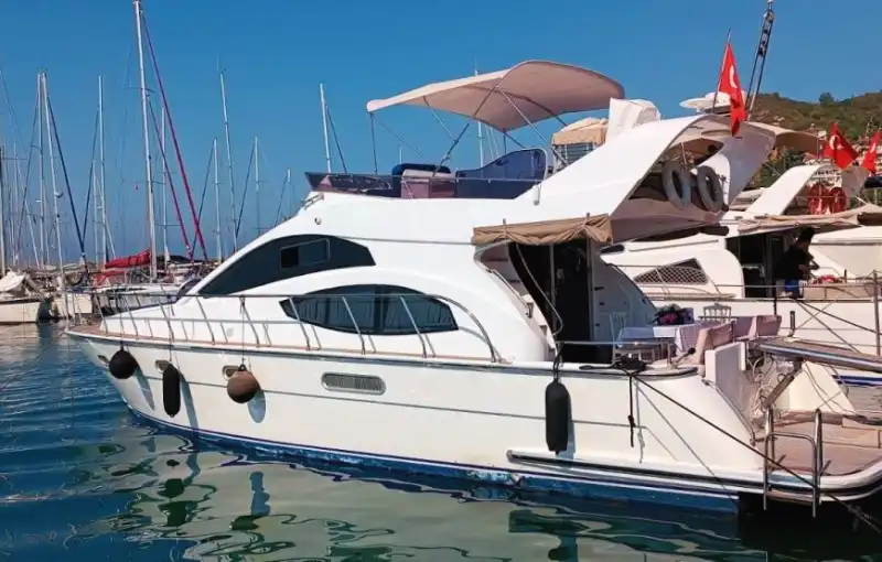 18-метровая современная яхта среди природных красот Алании