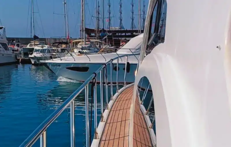 18-метровая современная яхта среди природных красот Алании