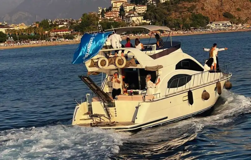 18-метровая современная яхта среди природных красот Алании