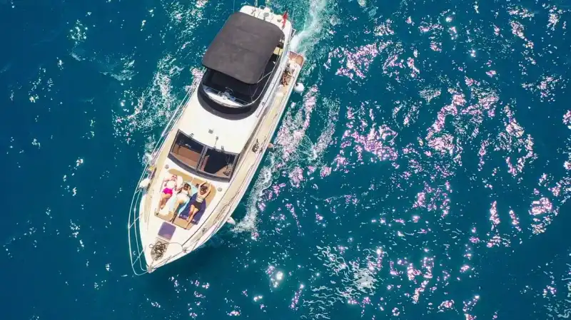  Antalya'da Euro Craft Marka Motoryat ile Özel Mavi Tur: 2 Kabinli, 14 Metrelik Keyifli Yolculuk