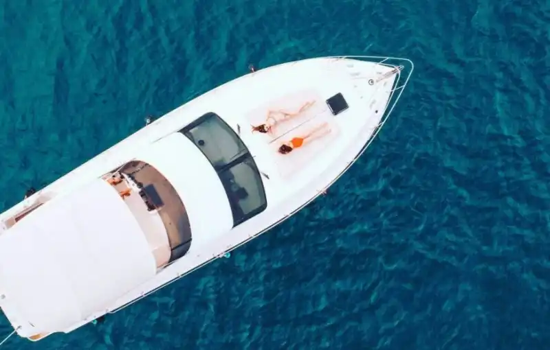 Antalya’da Azimut Konforu ile Gezi ve Yüzmeye Uygun Lüks Tekne Deneyimi