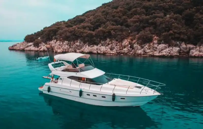 Antalya’da Azimut Konforu ile Gezi ve Yüzmeye Uygun Lüks Tekne Deneyimi