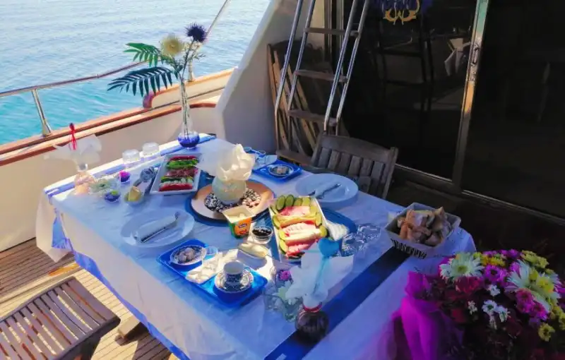 Комфортные прогулки и купальные туры на эксклюзивной моторной яхте в Анталии