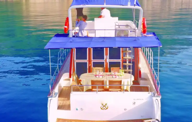 Комфортные прогулки и купальные туры на эксклюзивной моторной яхте в Анталии