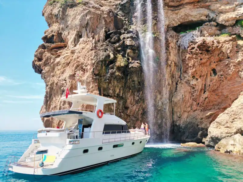 Antalya'da 2 Kabinli Özel Yapım Motoryat : 19,5 Metre Lüks Tekne Kiralama