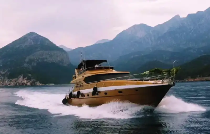 Antalya'da 23 Metrelik Princess Marka Motoryat : 4 Kabinli Lüks ve Konforlu Mavi Yolculuk