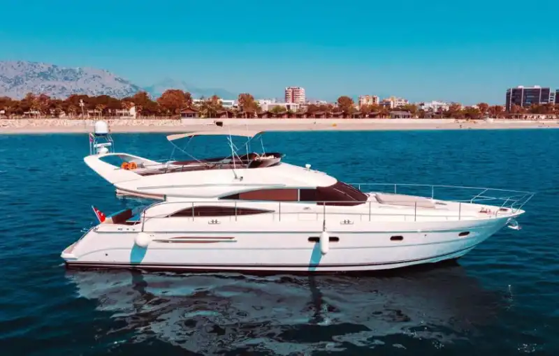 Antalya'da 18 Metre Motoryat ile Masmavi Sularda Özel Gezi ve Yüzme