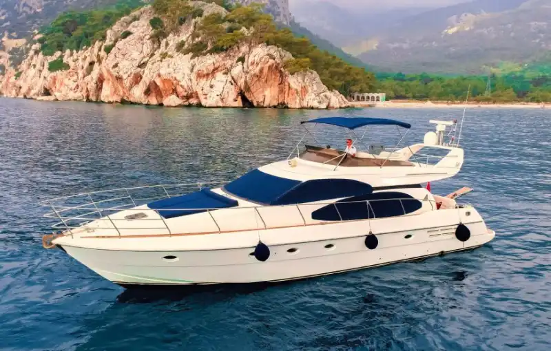 Antalya’nın Göz Alıcı Koylarında, 18 Metre Uzunluğunda, 10 Kişilik Lüks Yat