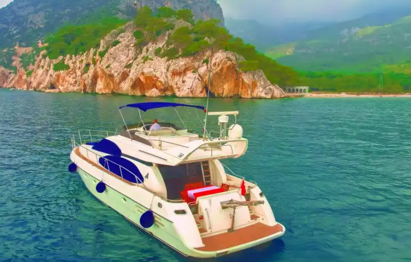 Antalya’nın Göz Alıcı Koylarında, 18 Metre Uzunluğunda, 10 Kişilik Lüks Yat