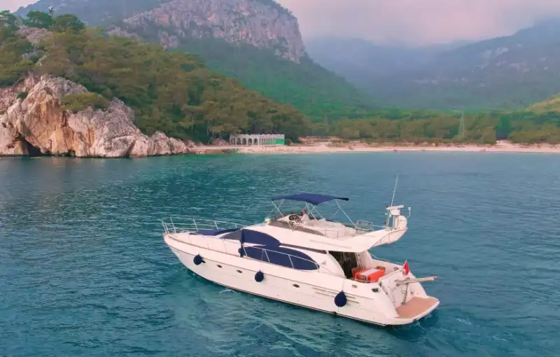 Antalya’nın Göz Alıcı Koylarında, 18 Metre Uzunluğunda, 10 Kişilik Lüks Yat