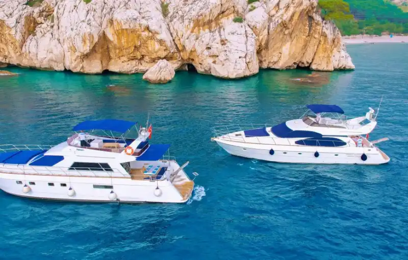 Antalya’nın Göz Alıcı Koylarında, 18 Metre Uzunluğunda, 10 Kişilik Lüks Yat
