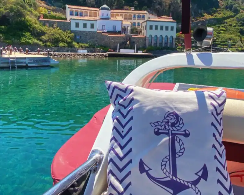 9-Meter Private Rental Boat in Ayvalık: Perfect for Sightseeing and Swimming