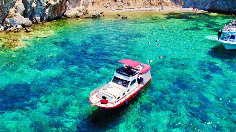 9-Meter Private Rental Boat in Ayvalık: Perfect for Sightseeing and Swimming