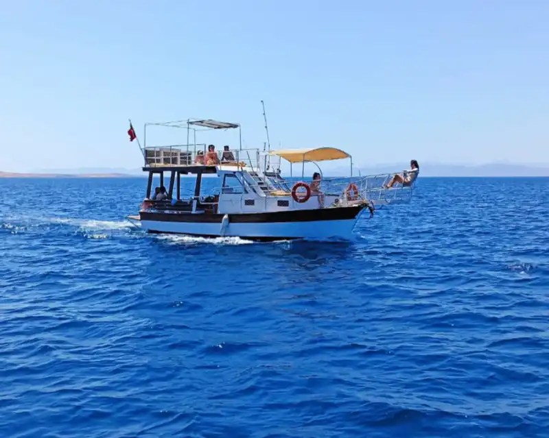 Доступная аренда лодки в Айвалыке на 12 человек: Идеально для прогулок и купания