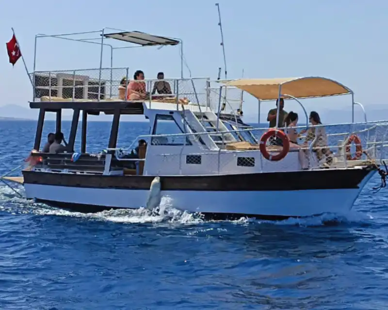 Доступная аренда лодки в Айвалыке на 12 человек: Идеально для прогулок и купания