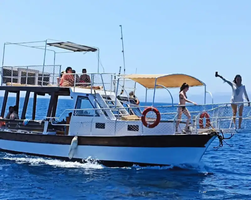 Доступная аренда лодки в Айвалыке на 12 человек: Идеально для прогулок и купания