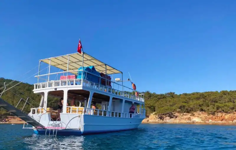 Ayvalık’ta 15 Metrelik Özel Yapım Lüks Tekne: 25 Kişilik Günübirlik ve Saatlik