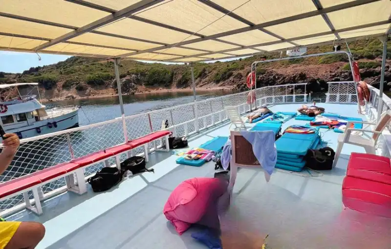 Ayvalık’ta 15 Metrelik Özel Yapım Lüks Tekne: 25 Kişilik Günübirlik ve Saatlik