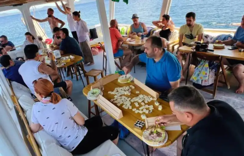 Ayvalık’ta 15 Metrelik Özel Yapım Lüks Tekne: 25 Kişilik Günübirlik ve Saatlik