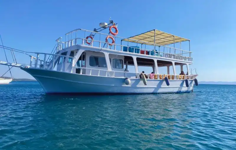 Ayvalık’ta 15 Metrelik Özel Yapım Lüks Tekne: 25 Kişilik Günübirlik ve Saatlik