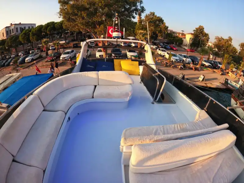 16-метровая роскошная яхта в Айвалыке: Идеально для купания и вечеринок