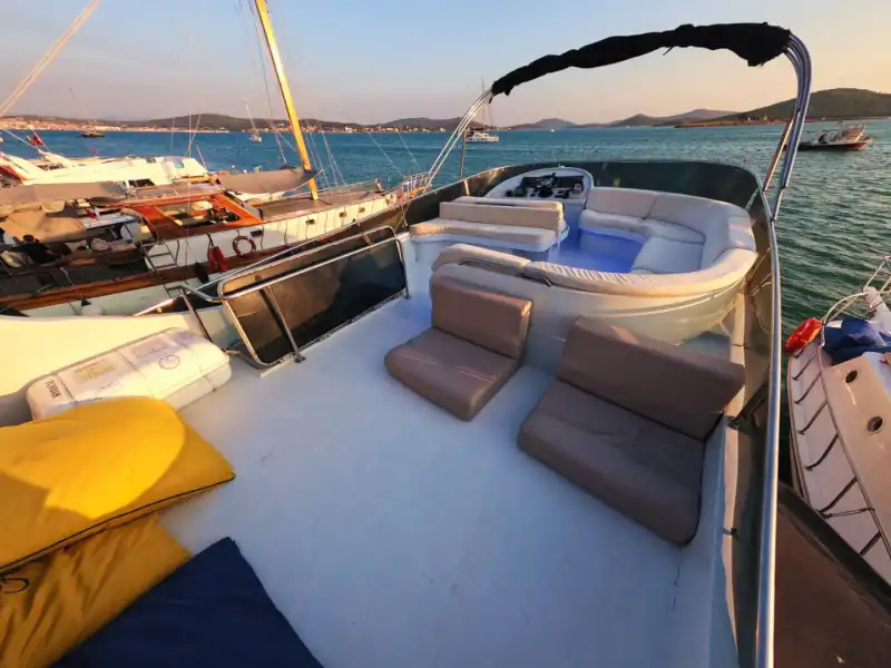 16-метровая роскошная яхта в Айвалыке: Идеально для купания и вечеринок