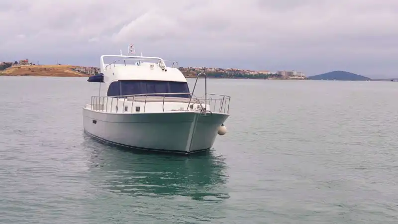 Роскошная моторная яхта в живописных бухтах Айвалыка: Идеально для прогулок, купальных туров и частных вечеринок