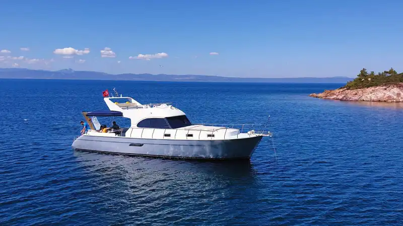 Роскошная моторная яхта в живописных бухтах Айвалыка: Идеально для прогулок, купальных туров и частных вечеринок