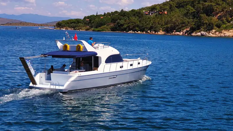 Роскошная моторная яхта в живописных бухтах Айвалыка: Идеально для прогулок, купальных туров и частных вечеринок