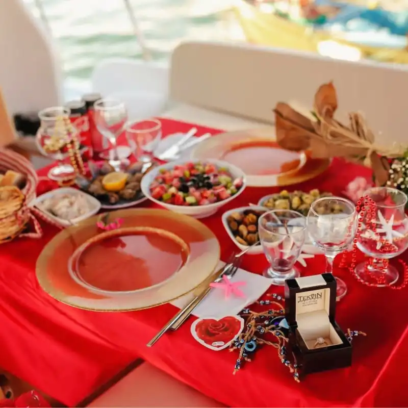 Роскошная моторная яхта в живописных бухтах Айвалыка: Идеально для прогулок, купальных туров и частных вечеринок