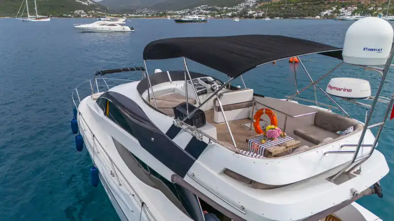 18 -метровая моторная яхта с 3 каютами для дневных или многодневных круизов в Бодруме