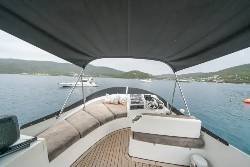 18 -метровая моторная яхта с 3 каютами для дневных или многодневных круизов в Бодруме