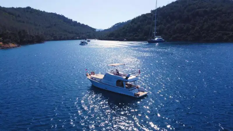 Bodrum'un Büyüleyici Koylarında ile Günübirlik veya Saatlik Lüks Deneyim Sunan Kiralık Tekne