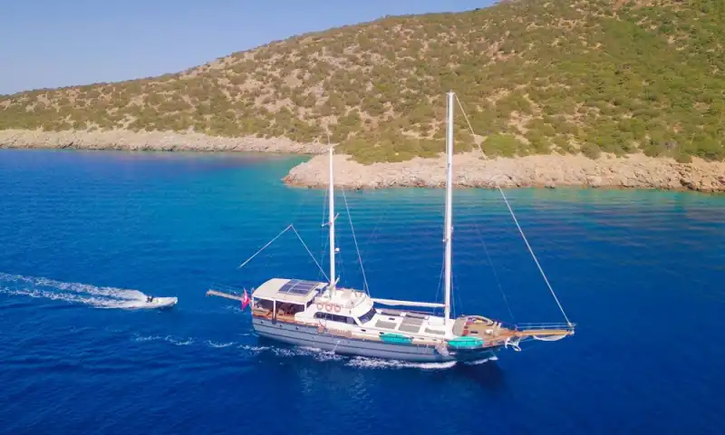 28 Metrelik Geniş Gulet, 12 kişilik Kapasitesiyle Bodrum’un Eşsiz Koylarında Unutulmaz Bir Tatil