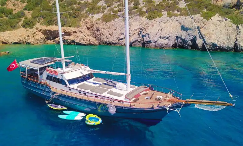 28 Metrelik Geniş Gulet, 12 kişilik Kapasitesiyle Bodrum’un Eşsiz Koylarında Unutulmaz Bir Tatil