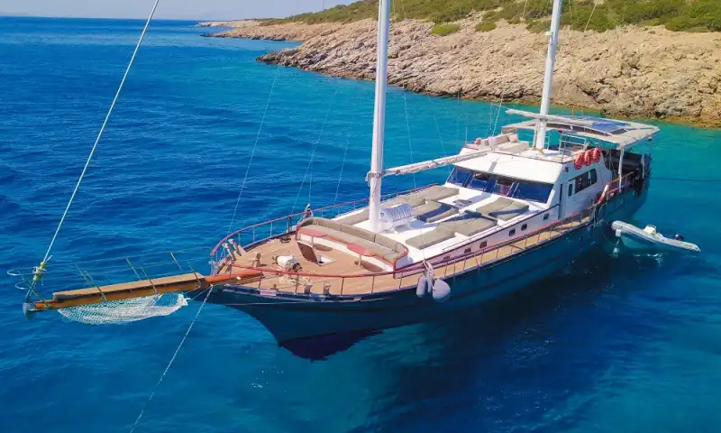 28 Metrelik Geniş Gulet, 12 kişilik Kapasitesiyle Bodrum’un Eşsiz Koylarında Unutulmaz Bir Tatil