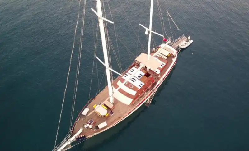 Charming 3-Cabin Gulet for 6 Guests with Overnight Cruises in Bodrum