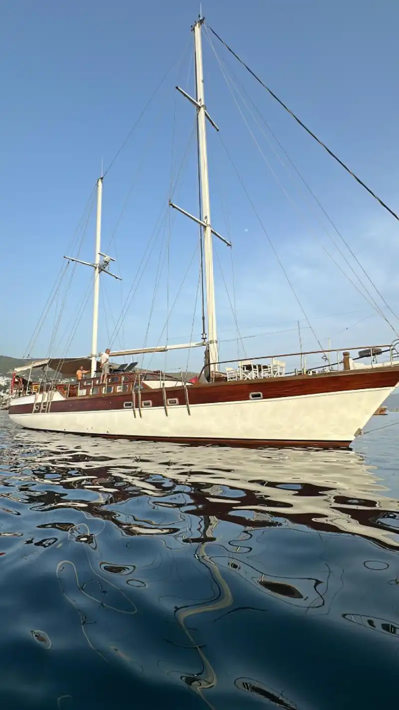 Charming 3-Cabin Gulet for 6 Guests with Overnight Cruises in Bodrum