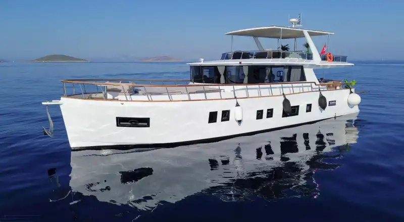 Аренда люкс моторной яхты 21 м в Бодруме | 4 каюты, 11 гостей, флайбридж