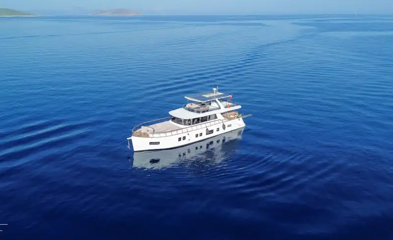 Аренда люкс моторной яхты 21 м в Бодруме | 4 каюты, 11 гостей, флайбридж