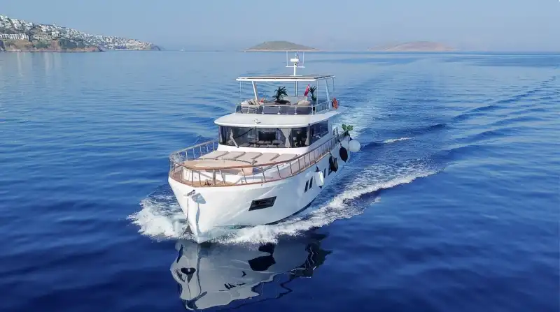 Аренда люкс моторной яхты 21 м в Бодруме | 4 каюты, 11 гостей, флайбридж