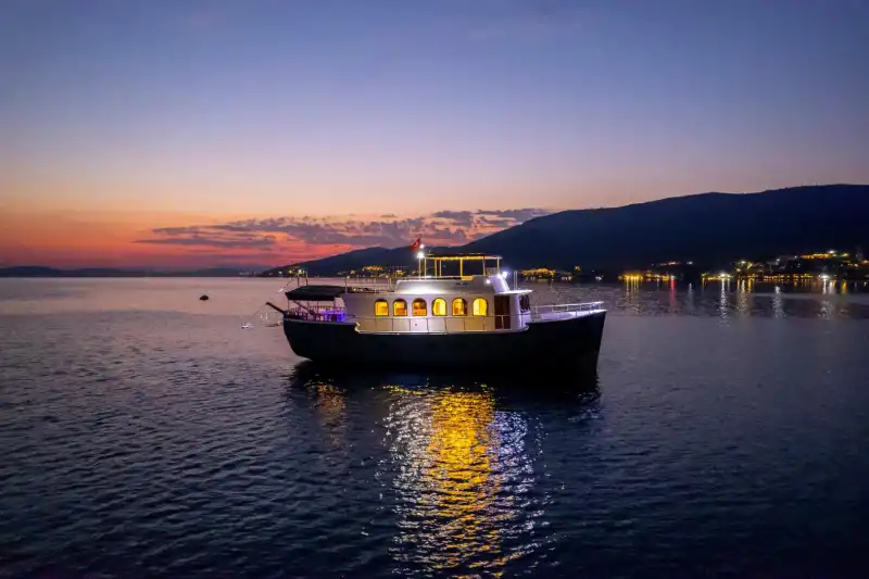 Bodrum'da Eşsiz Tasarıma Sahip, 23 Metre, 4 Kabinli Özel Yapım Motoryat