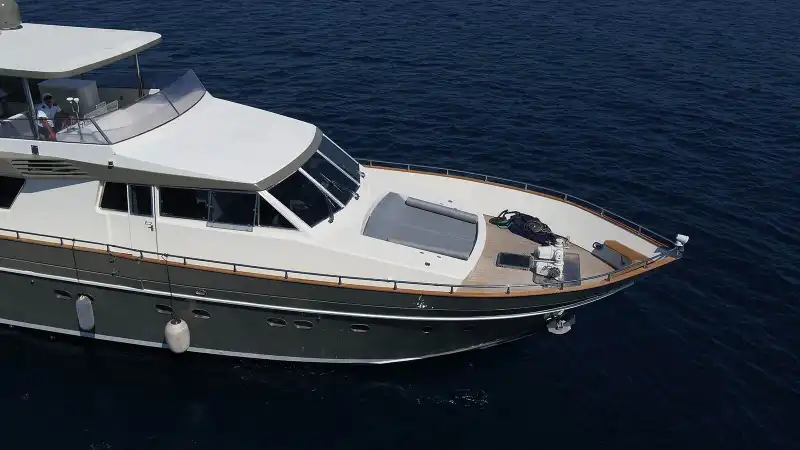 Bodrum'dan Marmaris'e, Zarif Tasarımlı 26 Metre, 4 Kabinli Lüks Motoryat