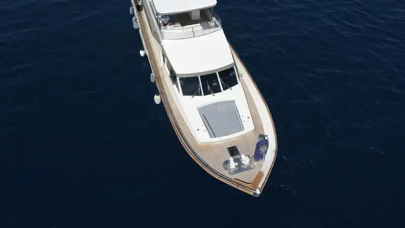 Bodrum'dan Marmaris'e, Zarif Tasarımlı 26 Metre, 4 Kabinli Lüks Motoryat